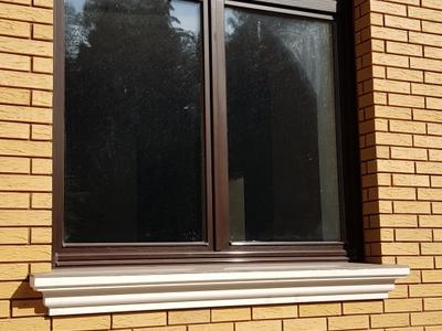 коричневые окна из дуба