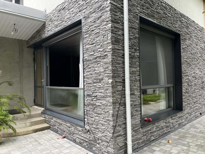 гильотинное остекление москитной сеткой зип