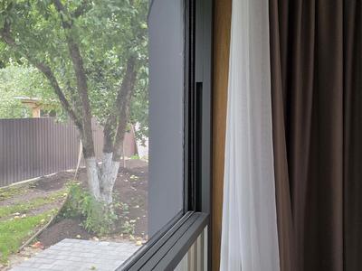 гильотинное остекление с москитной сеткой