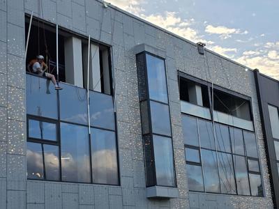 процес монтажа гильотинного остекления